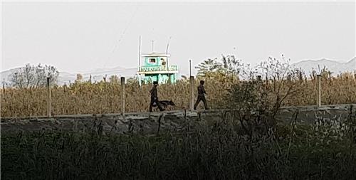 북중 접경지역을 순찰하는 북한 무장군인과 감시초소