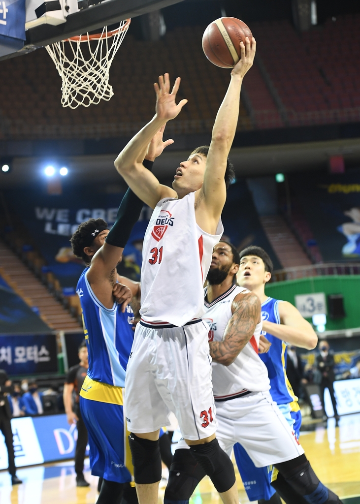 Jang Jae-seok (#31) aims to score a goal against Samsung on the 23rd. 