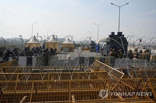 농민시위대의 진출을 막기 위해 경찰 등이 고속도로에 설치한 장애물. [AFP=연합뉴스]