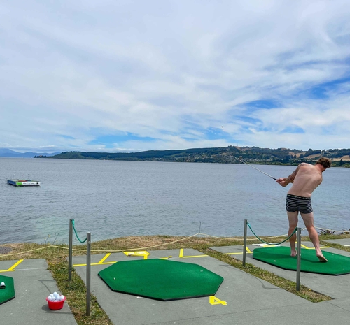  속옷 차림으로 골프 하는 뉴질랜드 청년