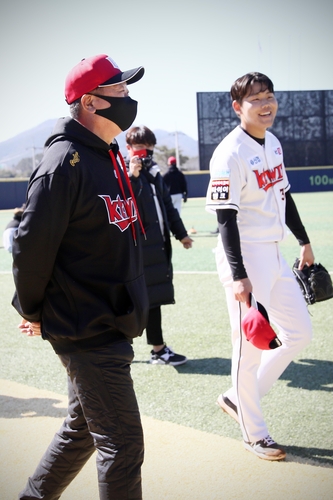 선동열 전 야구대표팀 감독(왼쪽)과 환하게 웃으며 함께 걷는 소형준