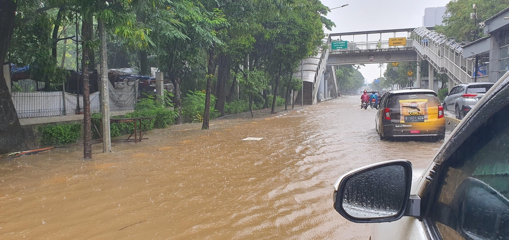 물에 잠긴 자카르타 시내 도로