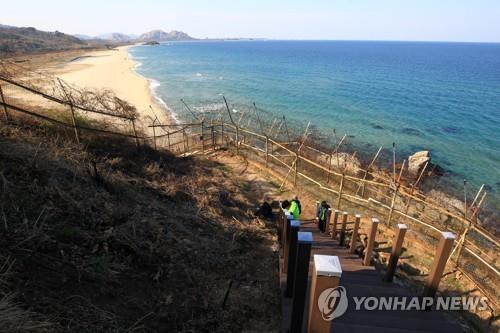 고성지역 평화둘레길 인근 해안 철책