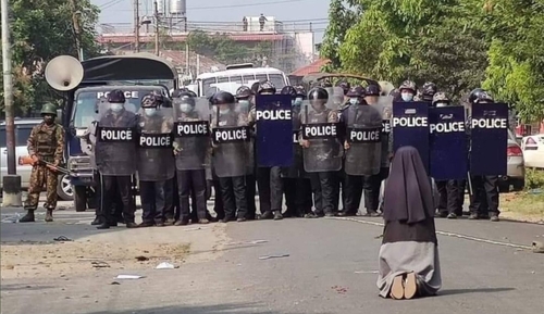 미얀마 경찰 병력 앞에 무릎 꿇고 총을 쏘지 말아달라며 애원하는 안 누 따웅 수녀. [찰스 마웅 보 추기경 트위터 갈무리. DB 저장 및 재배포 금지]