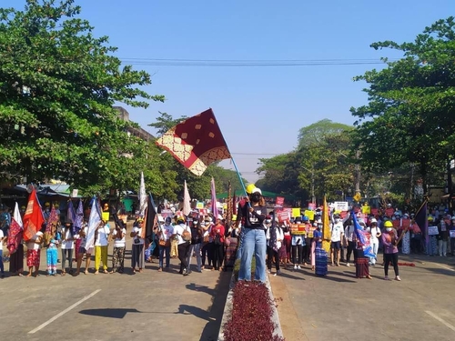 쿠데타에 저항하는 '타메인 운동'을 촉구하는 미얀마 여성들