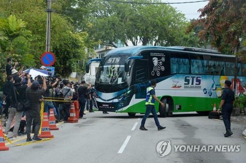 쿠알라룸푸르의 북한 대사관을 떠나는 북한 외교진