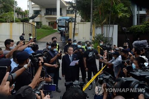 대사관 철수 전 성명 발표하는 주말레이 북한 대사대리 [AFP=연합뉴스]