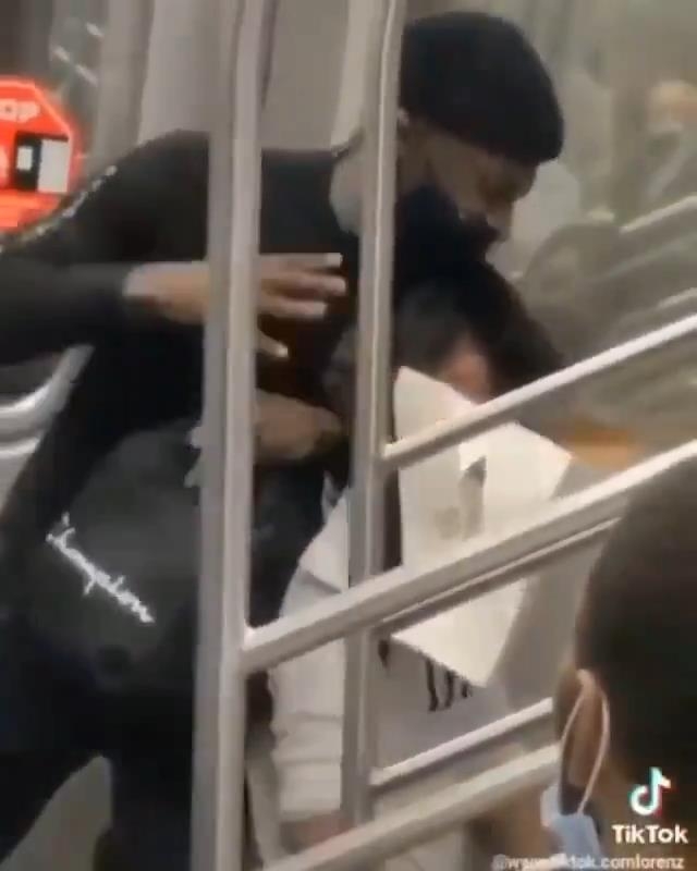 미국 뉴욕 지하철에서 흑인 남성이 아시아계 남성을 마구잡이로 폭행하는 영상. [트위터 갈무리=연합뉴스]