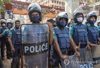 '전국 봉쇄' 방글라서 방역 놓고 주민-경찰 충돌…