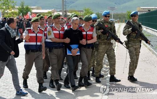 2016년 쿠데타 주도 혐의로 체포된 아킨 외즈튀르크 전 공군 사령관