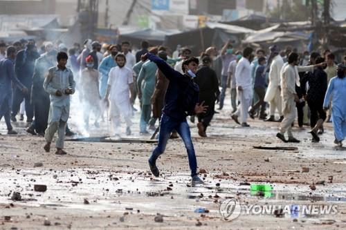 돌 던지는 파키스탄 시위대 자료 사진