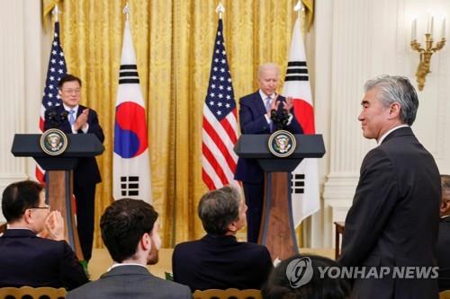 바이든 인선 발표후 자리 일어서는 성김 대북특별대표(맨 오른쪽)