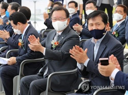 한국에너지공대 착공식 참석한 김부겸 총리 (나주=연합뉴스) 김주형 기자 = 김부겸 국무총리가 1일 오후 전남 나주시 부영CC 일원에서 열린 한국에너지 공대 착공식에서 참석자들과 박수치고 있다. 2021.6.1 kjhpress@yna.co.kr(끝)