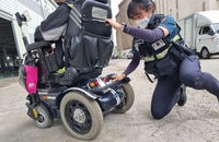 도로 위에 고장으로 멈춘 전동휠체어…경찰, 장애인 구조