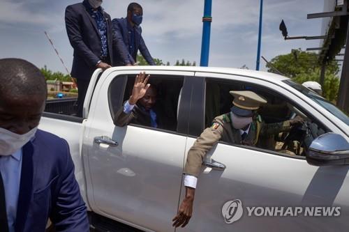 지난달 31일 차 안에서 손을 흔드는 말리 임시 대통령 아시미 고이타 대령