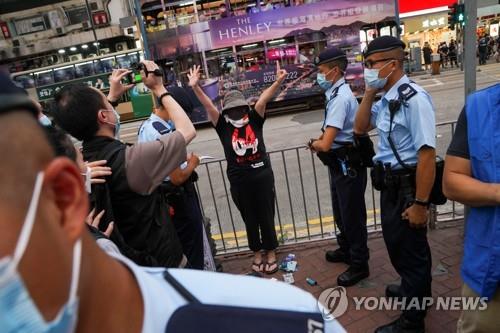 6월 4일 홍콩의 거리에서 한 여성이 경찰의 검문검색에 항의하는 모습. [로이터=연합뉴스]