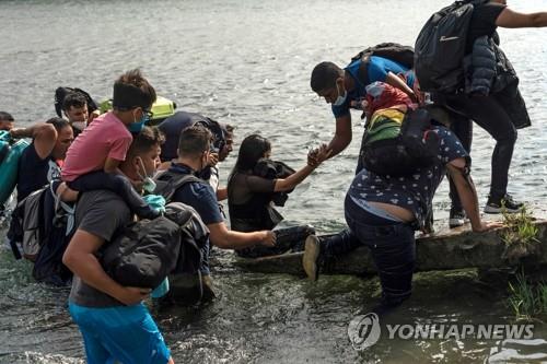 바이든 정부 들어 끊임없이 미 국경 넘어오는 중남미 이민자들