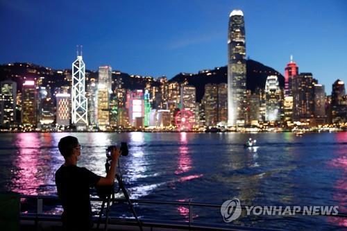 흔들리는 아시아 허브 홍콩…다국적 기업들 속속 이탈