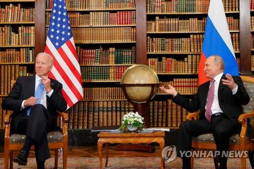 스위스 제네바에서 회담한 바이든(좌) 미국 대통령과 푸틴 러시아 대통령