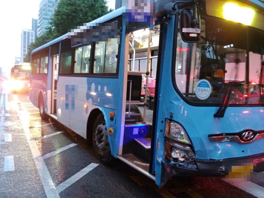 충돌 사고당한 시내버스