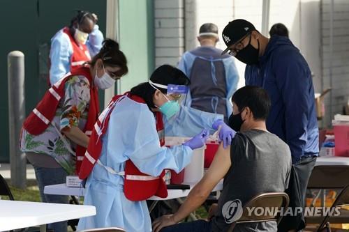 코로나19 백신을 접종받는캘리포니아주 의료계 종사자