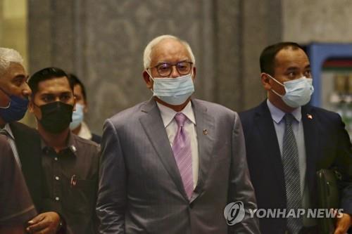 법정 출석하는 나집 라작 말레이시아 전 총리