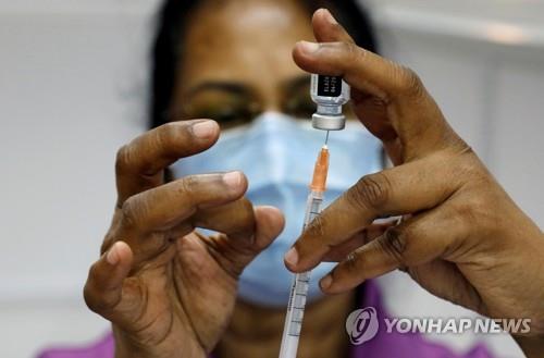 코로나19 백신 접종을 준비중인 싱가포르 의료진