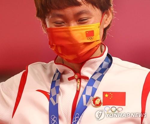 마오쩌둥 배지 달고 금메달 건 중국 사이클 선수 