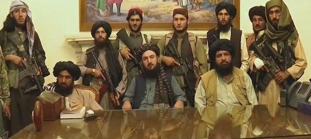 "아프간 대통령궁 장악 탈레반, 쥐고 있는 무기는 미제"