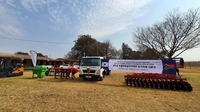 주남아공 한국대사관, 현지 영농학교에 농기자재 전달