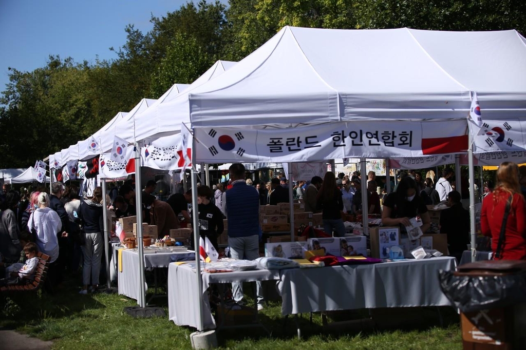 폴란드한인연합회가 마련한 한국 음식 축제 장면 