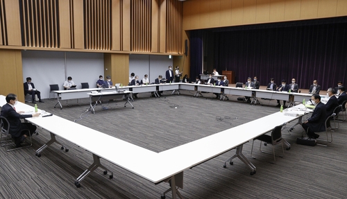 (도쿄 교도=연합뉴스) 일본 정부에 코로나19 대책을 조언하는 전문가들이 참여하는 기본적 대처방침 분과회가 9일 열리고 있다. 
