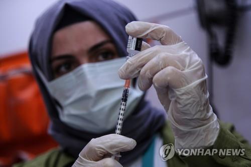 백신을 접종하는 터키 의료진