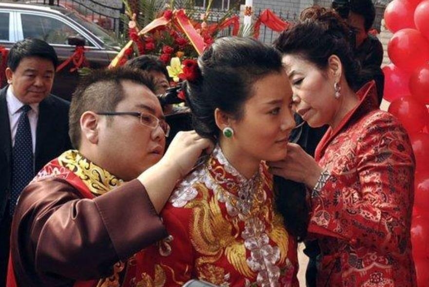 2010년 여배우 처샤오(車曉)와 결혼식 당시 리자오후이(李兆會)