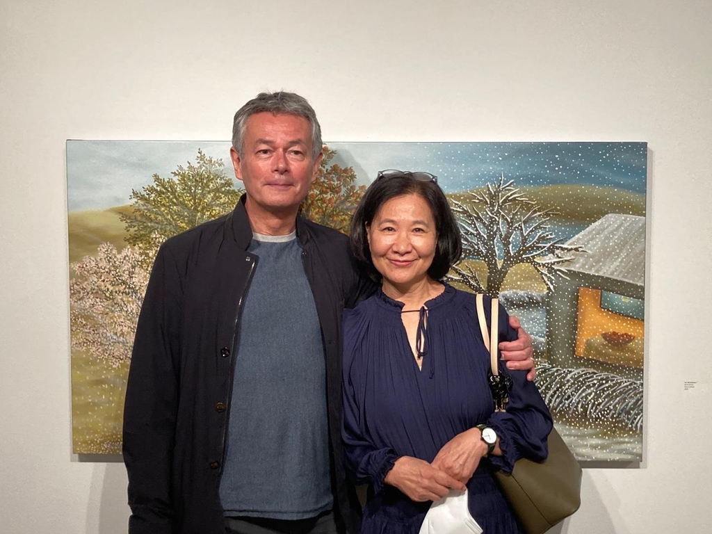 (서울=연합뉴스) 강종훈 기자 = 예화랑에서 개인전 여는 김원숙 작가와 남편 토머스 클레멘트 씨