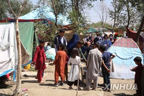 아프간 수도 카불의 한 공원에 머무는 난민. [신화=연합뉴스]