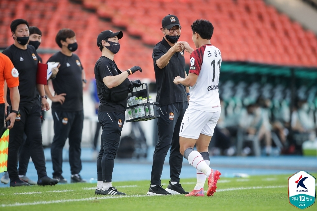 9월 12일 성남FC와의 경기에서 골 넣고 안익수 감독과 주먹 인사하는 조영욱