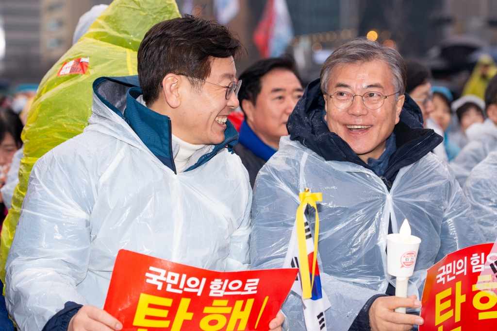 2016년 12월 박근혜 대통령 하야 촉구하는 촛불집회에 당시 문재인 전 대표와 함께 참석한 모습 [이재명 캠프 제공]