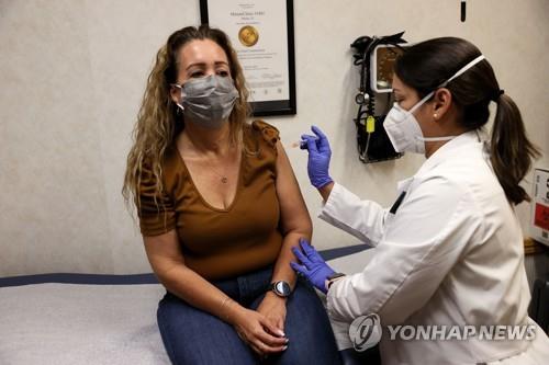 미국 플로리다주 마이애미의 약국 CVS에서 독감 예방주사를 맞는 여성