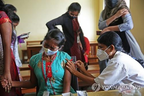 인도, 코로나 백신 수출 재개…"내년초 월 3억회분 생산 전망"