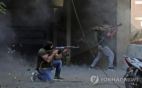 지난 14일 레바논 수도 베이루트 시내에서 벌어진 총격전 장면. [AFP 연합뉴스 자료사진]