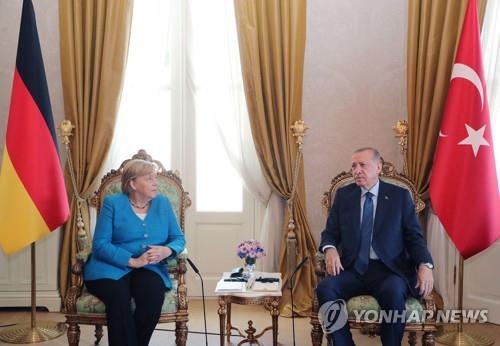 이스탄불에서 만난 메르켈(좌) 독일 총리와 에르도안 터키 대통령