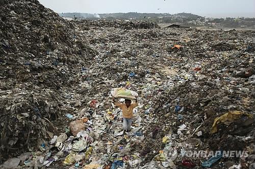 인도 뭄바이 인근의 쓰레기 매립지.