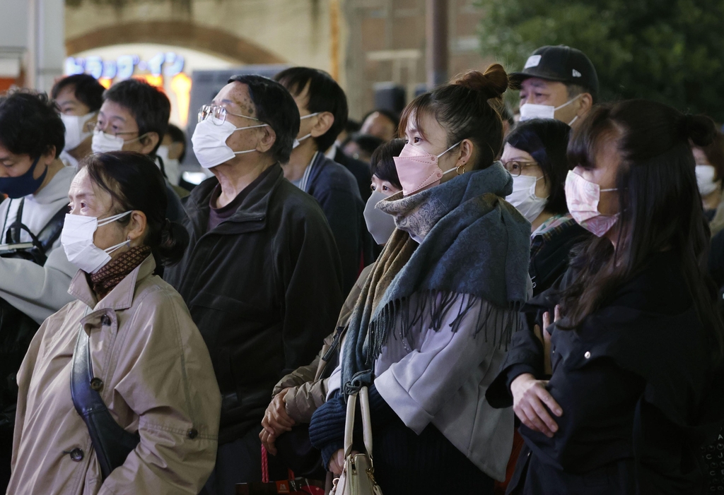 (도쿄 교도=연합뉴스) 제49회 일본 중의원(국회 하원) 선거(총선) 고시를 하루 앞둔 18일 도쿄 신바시(新橋)에서 열린 한 정당의 거리 연설회에서 유권자들이 귀를 기울이고 있다. 