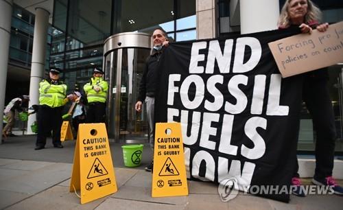 COP26 개막 앞두고 화석연료 반대 시위하는 참가자들 