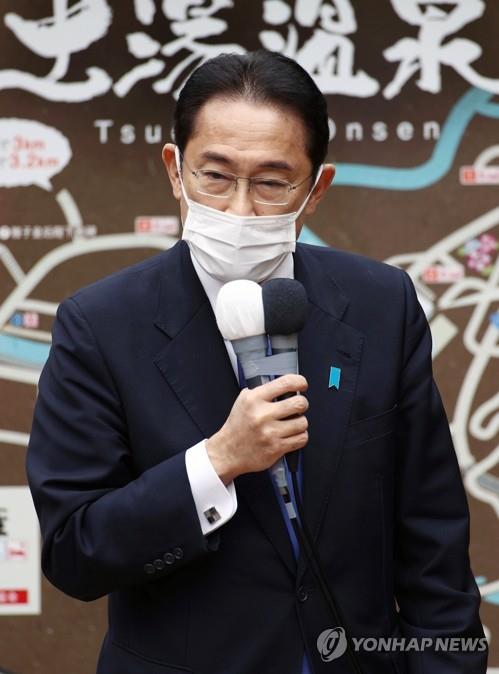 (후쿠시마 EPA/지지통신=연합뉴스) 일본 중의원 선거(총선) 공식 선거운동 첫날인 19일 기시다 후미오 총리 겸 집권 자민당 총재가 후쿠시마시에서 자민당 후보 지지를 호소하는 거리연설을 하고 있다. 