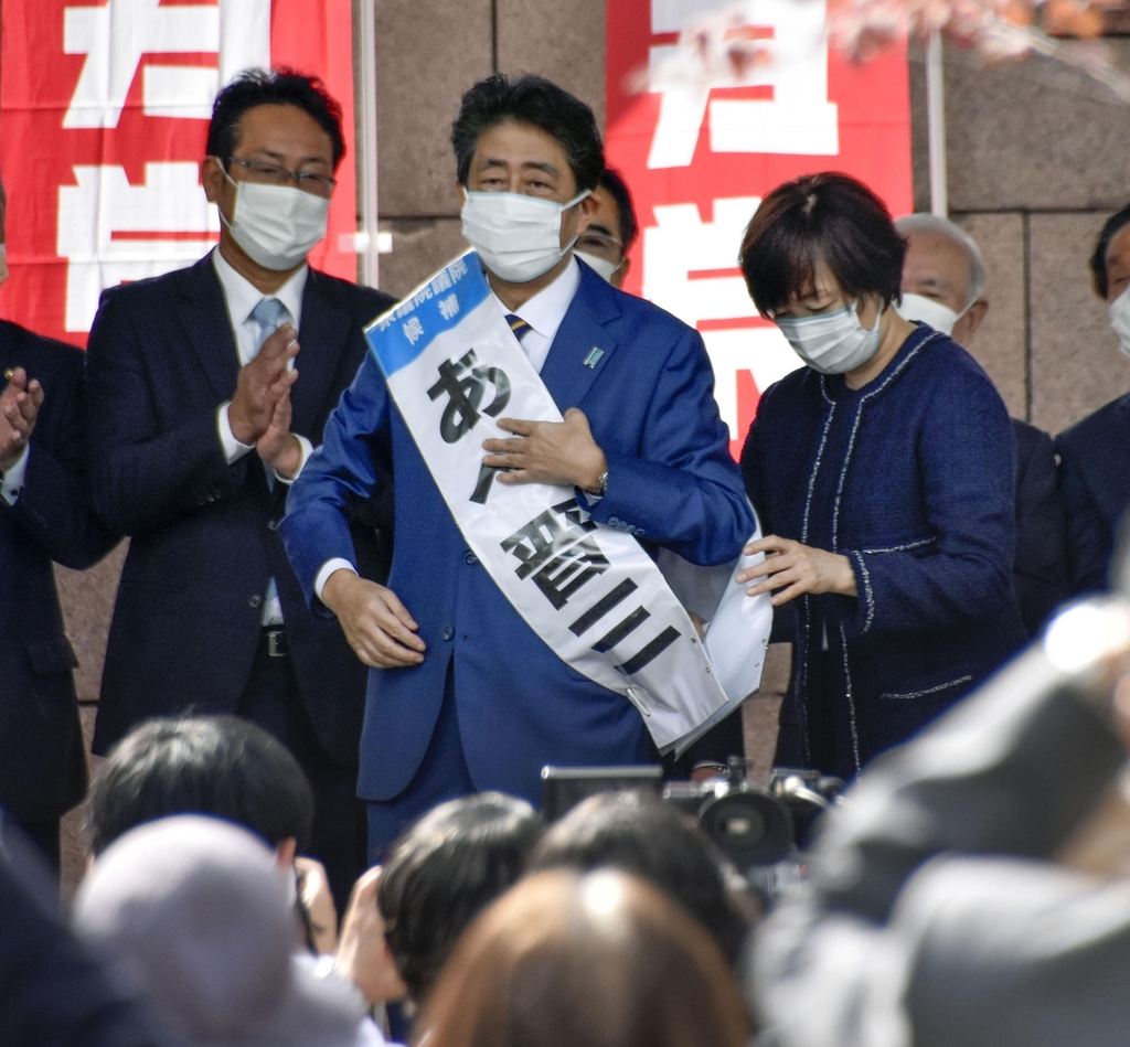(시모노세키 교도=연합뉴스) 아베 신조 전 일본 총리가 19일 중의원 선거 후보 등록을 마친 뒤 지역구인 야마구치현 시모노세키에서 출정식을 열고 있다. 사진 오른쪽은 부인 아키에 여사. 