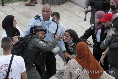 예루살렘 구시가지에서 충돌한 이스라엘 경찰관과 팔레스타인 젊은이들