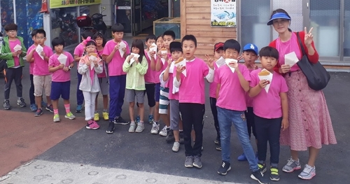 어린이들과 현장학습 나온 소현주 교사(사진 맨 오른쪽)