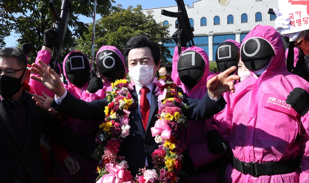 '오징어 게임' 복장 지지자에 둘러싸인 허경영 국가혁명당 명예대표